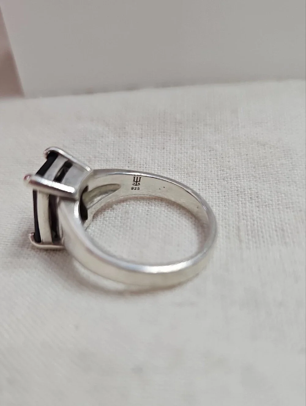 RETIRED James Avery Sterling Silver Bella Ring Garnet Size 8 Mint Condition